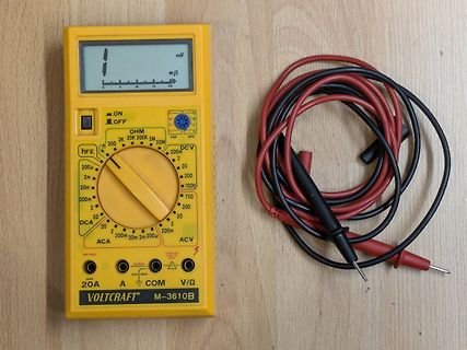 Gelbes Voltcraft Multimeter mit Messleitungen