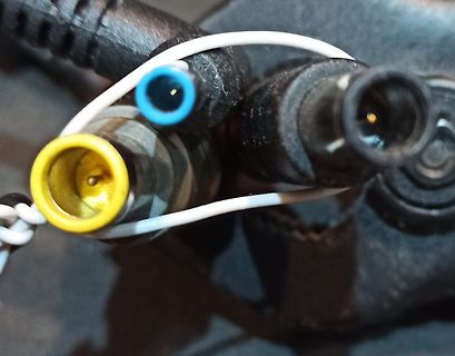 Mehrere DC-Netzteilstecker mit verschiedenen Farben