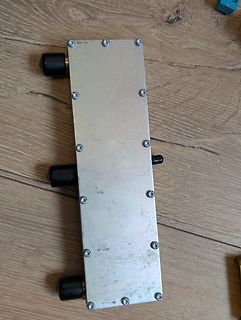 Metallgehäuse mit Anschlüssen auf Holzuntergrund