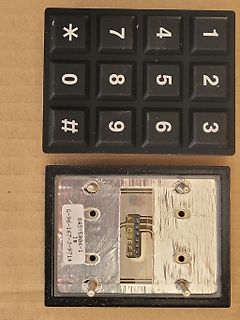Tastenfeld und Rückseite eines elektronischen Geräts