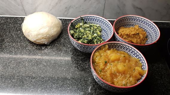Drei Schalen mit Speisen und Teigballen