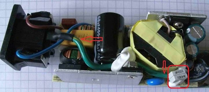Innenansicht eines Schaltnetzteils mit markierten Bauteilen