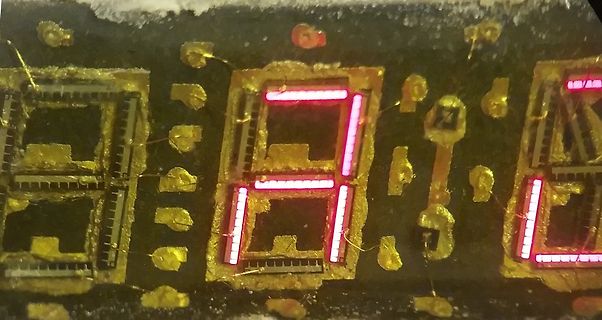 Nahaufnahme einer 7-Segment-Anzeige auf Leiterplatte