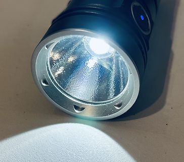 Nahaufnahme einer eingeschalteten Taschenlampe