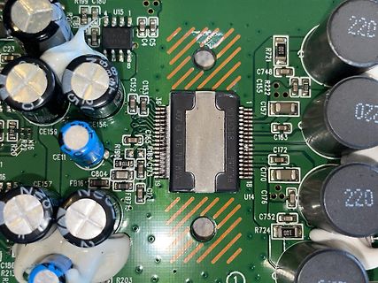 Nahaufnahme einer Leiterplatte mit IC und Elektrolytkondensatoren