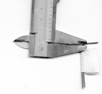 Messung eines Bauteils mit einem Messschieber