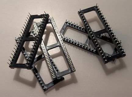 Mehrere schwarze Breadboard-Steckadapter mit Pin-Leisten