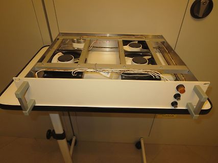 Elektronik-Aufbau auf einem Tisch