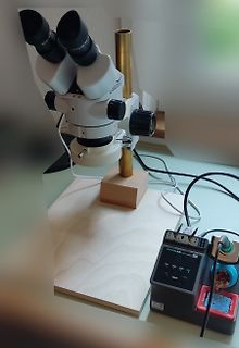 Mikroskop und Laborausrüstung auf einem Holztisch