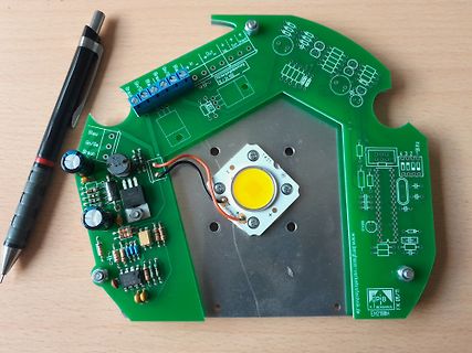 Grüne Leiterplatte mit LED-Modul und elektronischen Bauteilen