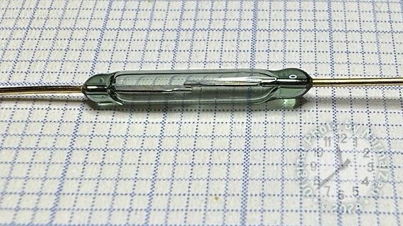 Glasbauteil auf Millimeterpapier