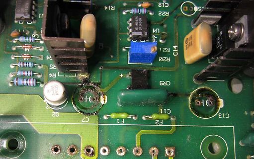 Nahaufnahme einer Leiterplatte mit elektronischen Bauteilen