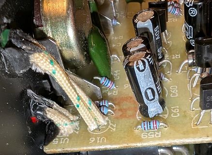 Nahaufnahme einer Leiterplatte mit Elektrolytkondensatoren und Widerständen