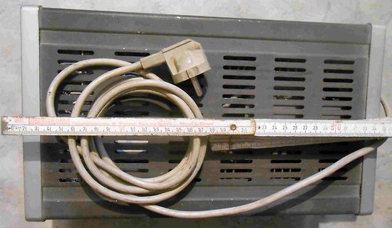 Netzteil mit Stromkabel und Maßband