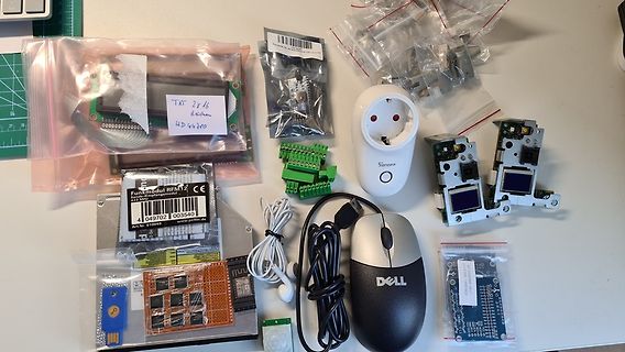 Verschiedene Elektronikbauteile, Module und Zubehör auf Tisch