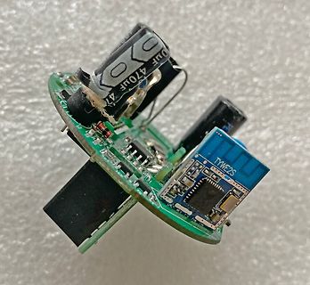 Detailansicht einer bestückten Leiterplatte mit Elektrolytkondensatoren