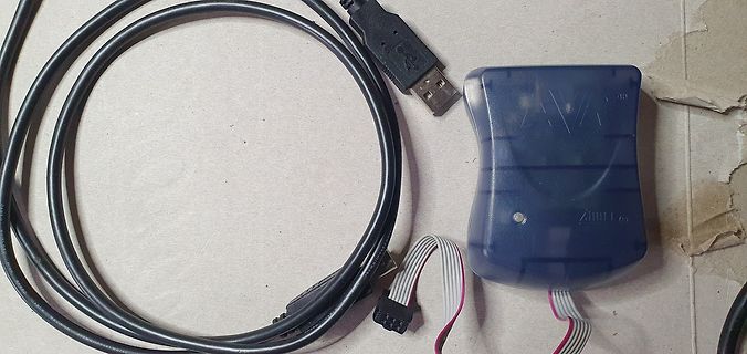 USB-Kabel und blaues Gehäuse mit Flachbandkabel