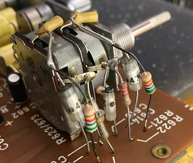 Nahaufnahme eines Potentiometers auf einer Leiterplatte