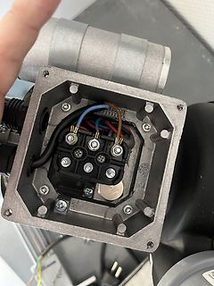 Elektrischer Anschluss in einem Metallgehäuse