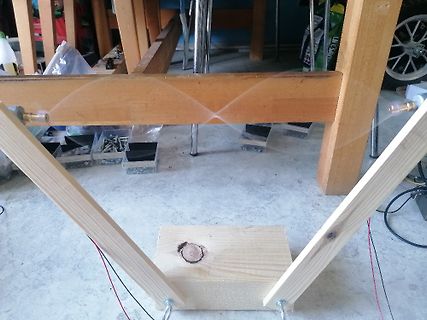 Holzkonstruktion mit Kabeln und Kleinteilen