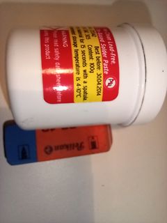 Dose mit bleifreier Lötpaste und Werkzeug