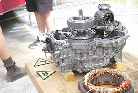 Getriebe und Elektromotor auf Holzbrett