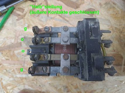 Elektromechanisches Bauteil mit Kontaktbeschriftung