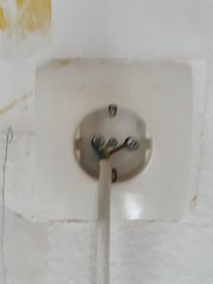 Offene Unterputzdose mit Kabeln