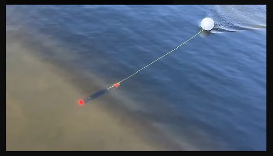 Unterwasseraufnahme eines Objekts mit Lichtsignalen
