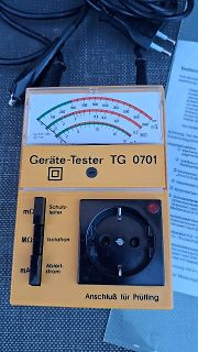 Geräte-Tester TG 0701 mit Analoganzeige und Steckdose