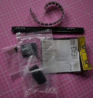 Elektronikbauteile und Verpackung auf Schneidematte