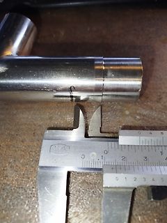 Metallteil und Messschieber