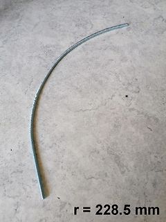 Gebogener Metallstab mit Radiusangabe