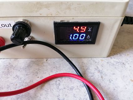 Labornetzteil mit Digitalanzeige