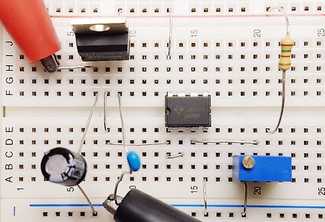 Aufbau auf einem Breadboard mit elektronischen Bauteilen