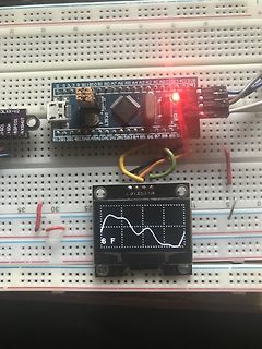Mikrocontroller auf Breadboard mit OLED-Display