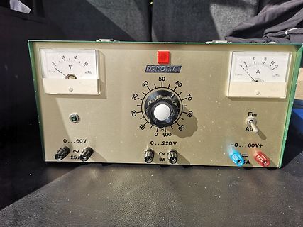 Labornetzteil mit Analoganzeigen