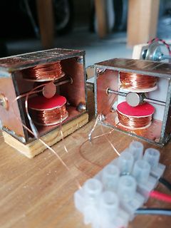 Aufbau von zwei elektromagnetischen Spulen auf Holz