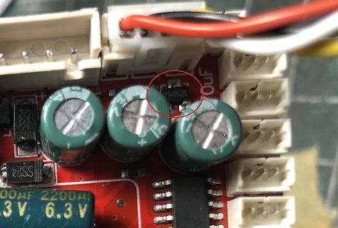 Nahaufnahme einer Leiterplatte mit Elektrolytkondensatoren