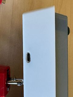 Gehäuse mit USB-Anschluss und Krokodilklemmen