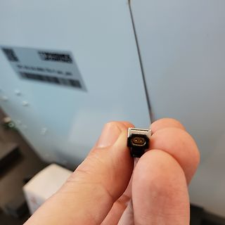 Hand hält USB-Stecker