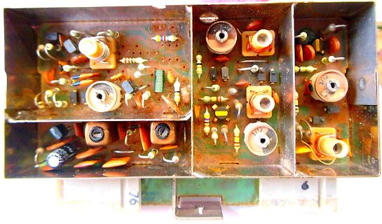 Innenansicht eines alten elektronischen Geräts mit Bauteilen