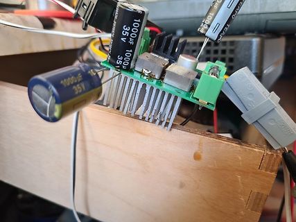 Elektronikaufbau mit Elektrolytkondensatoren und Kühlkörper