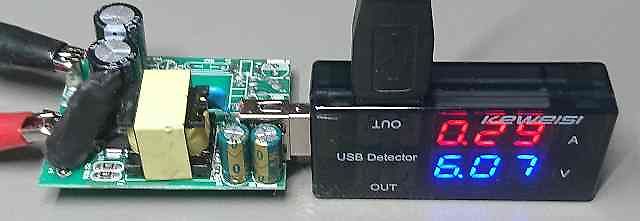 Leiterplatte mit USB-Tester und Messwerten