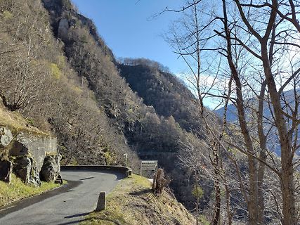 Kurvenreiche Straße in einer Berglandschaft