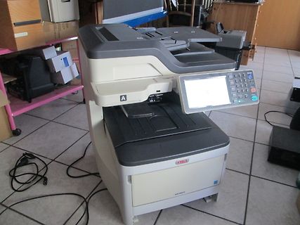 Großer Multifunktionsdrucker im Raum