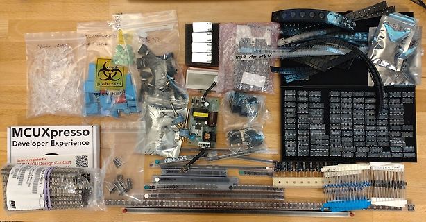 Elektronikbauteile und Zubehör auf Tisch