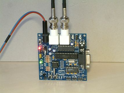 Leiterplatte mit BNC-Anschlüssen und Mikrocontroller