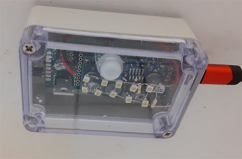 Elektronikprojekt in transparentem Gehäuse mit LEDs