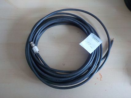 Koaxialkabel auf Holztisch